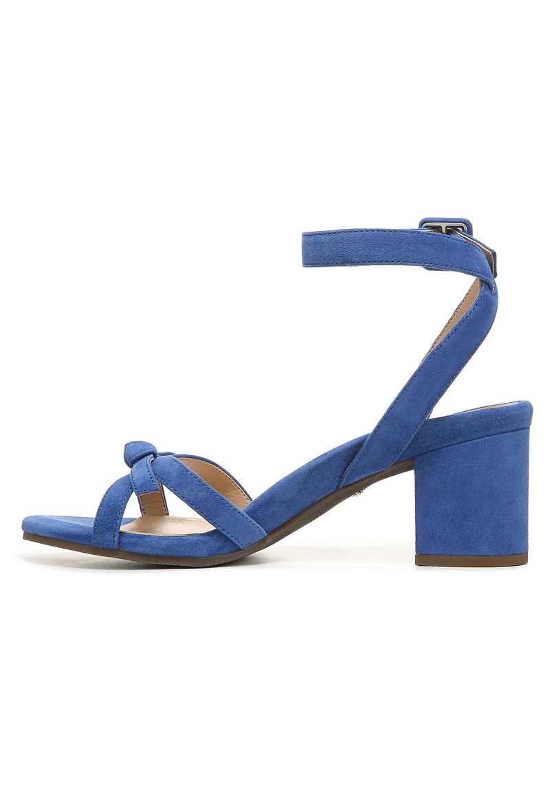 Suède blauwe haksandalen hebben een brede blokhak, een gevlochten knoopdetail en een verstelbare enkelriem voor een veilige pasvorm.
