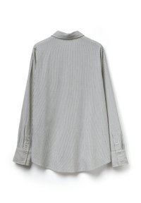 Camisa de manga larga en blanco con rayas verticales en azul marino, con cuello y puños abotonados, hecha de una tela ligera.