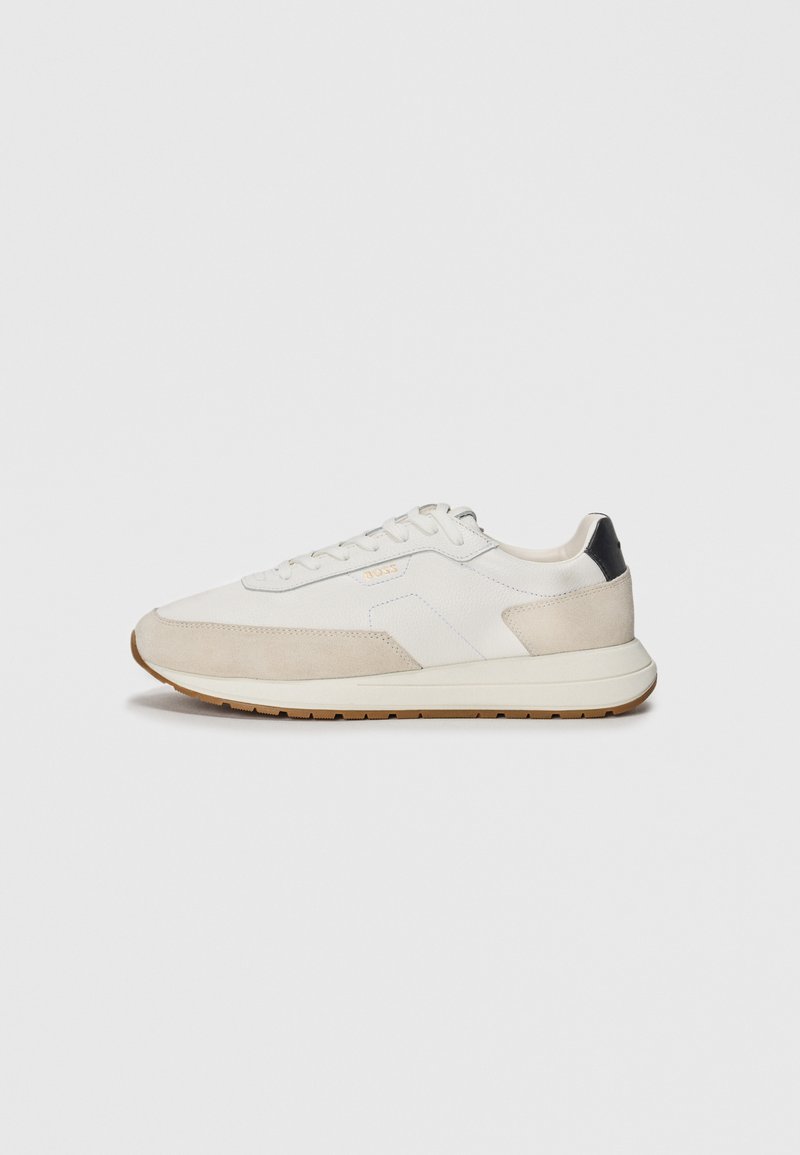 Sneakers med overdel i hvitt skinn og lys beige semsket skinn, med et elegant design, rund tå og en minimalistisk gummisåle.