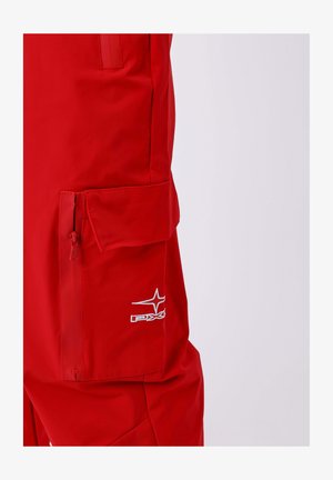 Close-up van de rode cargo broekzak met ritssluiting en klep, met witte PXG-logo borduursel op de stof.