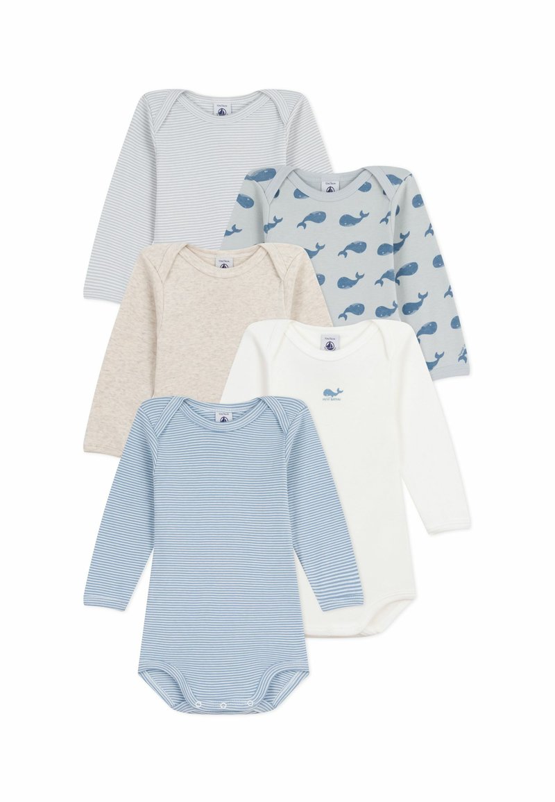 Fem långärmade baby body: två randiga i blått och vitt, en ljus beige, en ljusblå med valmönster, och en vit med valdetalj.