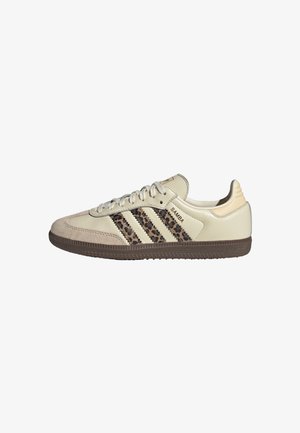 Hellbraune und cremefarbene Sneaker aus Wildleder und Leder, mit drei braunen Streifen im floralen Muster und einer strukturierten braunen Sohle.