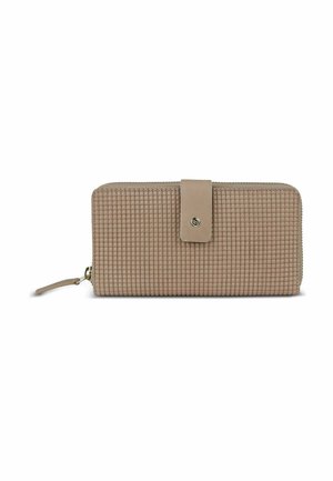 Cartera rectangular texturizada en beige con cierre con cremallera en la parte superior y lateral, y una correa con botón a presión en el centro delantera.