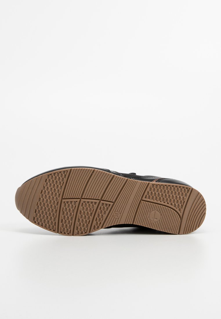 Czarny sneaker z teksturowaną gumową podeszwą, posiadający górną część o gładkiej fakturze oraz wzory antypoślizgowe na podeszwie zewnętrznej dla lepszej przyczepności.