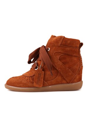 Sneaker à talon compensé en daim couleur rouille avec de gros lacets, détail perforé à l'avant, étiquette de marque et semelle en caoutchouc.