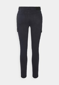 Slim-fit cargo jeans i mørk navy denim. Funktioner inkluderer baglommer, sidelommer og en glat tekstur med en taljeakcent.