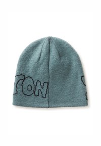 Türkise Strickmütze mit schwarzem gesticktem Schriftzug an der Seite. Weiche Textur mit runder Oberseite und vertikalen Nahtdetails.