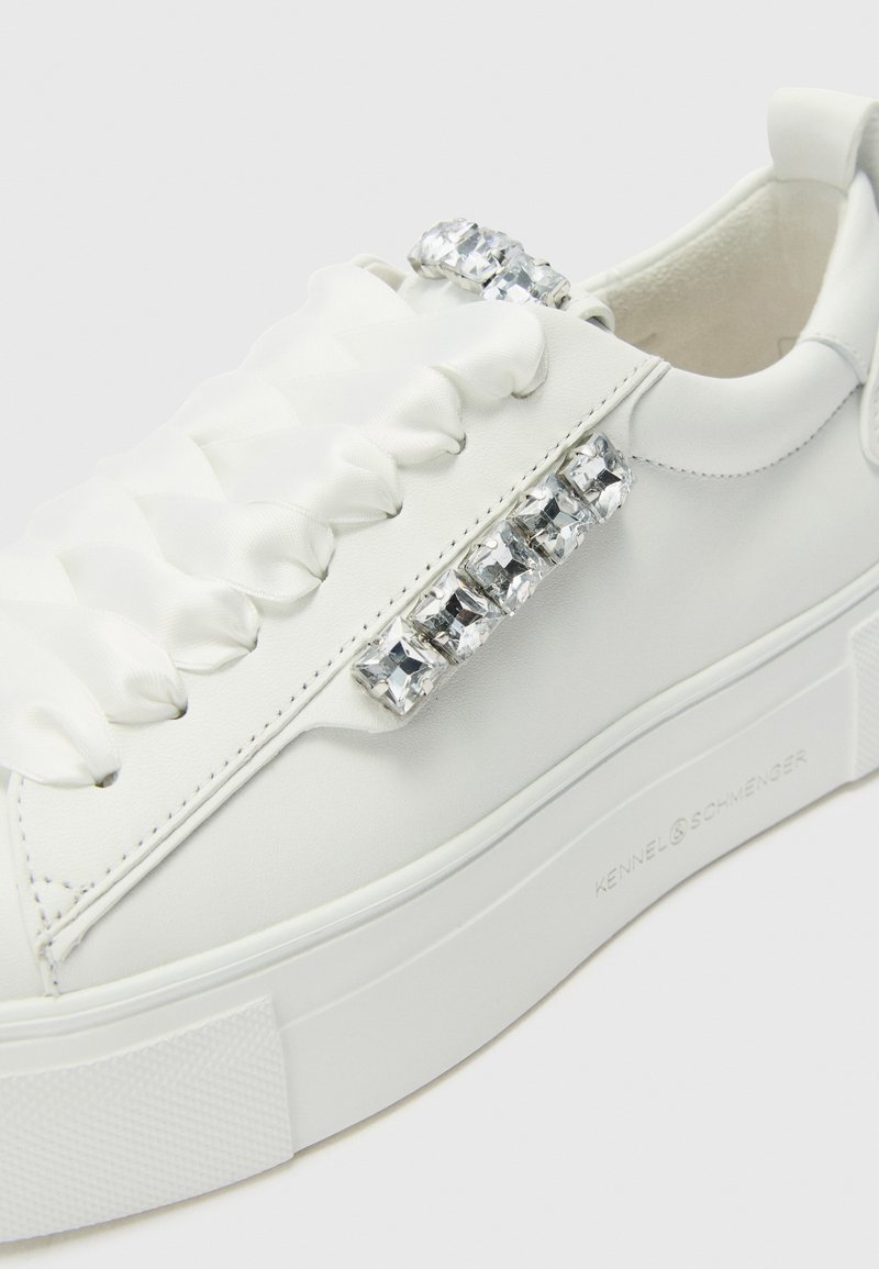 Weißes Leder-Sneaker mit Satinschnürsenkeln und einem Kristallakzent an der Seite. Verfügt über eine strukturierte weiße Gummisohle und minimalistische Markenkennzeichnung.