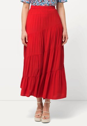 Rode maxi rok met gelaagde ontwerp, lichtgewicht stof en elastische tailleband. Gecombineerd met beige platform sandalen.