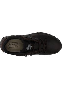 Dunkelbraune Wanderschuhe mit einer strukturierten Oberfläche, Metallösen und braunen Schnürsenkeln. Verfügen über einen gepolsterten Kragen und eine gepolsterte Innensohle, gekennzeichnet mit "Hergestellt in Italien."