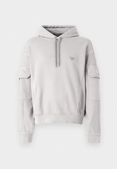 Sweatshirt cu glugă de culoare gri deschis, cu șnururi în față, manșete din material elastic și două buzunare cu clapetă pe mânecile superioare, având un logo mic pe piept.
