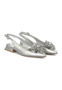 Scarpe slingback metalliche argento con punta appuntita, dotate di decorazioni e tacco basso a blocco. Texture liscia.
