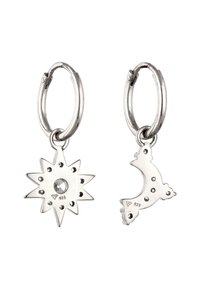Des boucles d'oreilles en argent en forme d'anneau présentent un charme soleil et lune. Le soleil possède une pierre précieuse centrale, tandis que la lune comporte des découpes et de petites pierres.