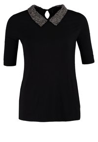 Svart kortärmad skjorta med en texturerad, glittrande silverfärgad Peter Pan-krage och en liten nyckelhålsknäppning bak.