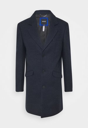 Męski ciemnogranatowy jednorzędowy płaszcz z wyciętymi klapami, trzema guzikami, dwoma kieszeniami z patkami oraz podłużną kieszenią na piersi, wiszący na białym tle.