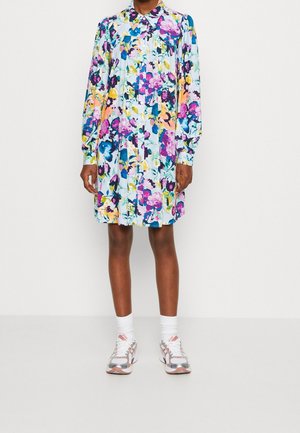 Robe fleurie avec un col, présentant des couleurs vives comme le rose, le bleu et le jaune, fabriquée à partir d'un tissu léger, avec des manches longues et une coupe décontractée.