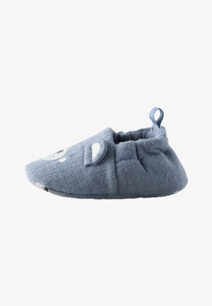 Zachte blauwe babyslof in de vorm van een muis met geborduurde ogen, oren en een trekstrookje aan de hiel.