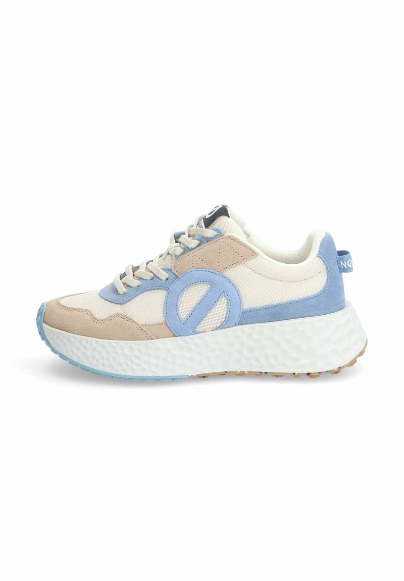 Sneaker con tomaia in tessuto beige, dettagli in suede blu e un logo circolare. Suola bianca spessa e texture, con una base blu chiaro.