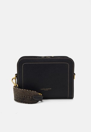 Zwarte leren schoudertas met een gestructureerd oppervlak, beige contraststiksels, gouden hardware en een afneembare bruine en zwarte geprinte schouderband.