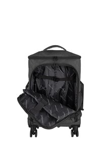 Schwarzer Rucksack mit Rollen und grauem Stoffaußenseite. Verfügt über ein geräumiges Innenfach mit schwarzer Innenauskleidung und sicheren Gurten zur Organisation.