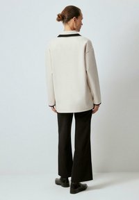 Touché Privé GOLD BUTTONED - Overgangsjakke - cream