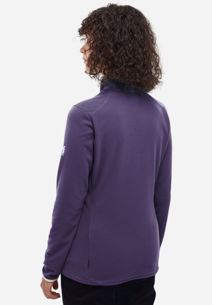Lila thermische Pullover mit Stehkragen, strukturiertem Stoff und schmalem Schnitt. Mit Logo auf der linken Schulter und seitlichen Schlitzen am Saum.
