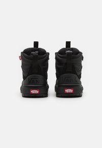 Mustad must-kontseptid Vans jalatsid, mis on valmistatud kangast ja kummist materjalidest. Omab pehmet kraed, tõmblukke ja punaseid logo aktsente kontsaplaanil ja keeles.