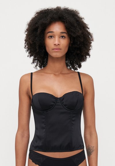 Haut corset en satin noir avec des fines bretelles, des bonnets structurés et des coutures, silhouette ajustée et texture lisse.
