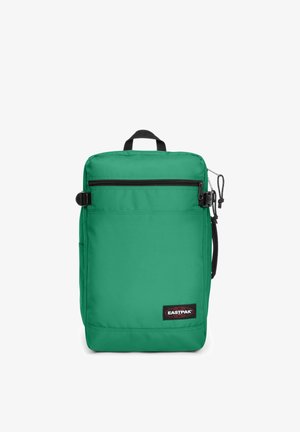 Grøn rektangulær Eastpak rygsæk med en forkant lynlåslomme, topgreb og justerbar sidestrop.