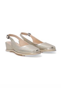 Zlaté perforované slingback wedge boty s nízkým podpatkem, s hladkým povrchem a dvoubarevnou podrážkou v bílé a hnědé barvě.