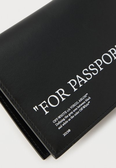 Μαύρη δερμάτινη θήκη διαβατηρίου με λευκό κείμενο «FOR PASSPORT» και μικρές λεπτομέρειες επωνυμίας Off-White σε λευκό χρώμα.