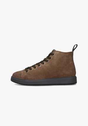 Sneaker alto in suede marrone con suola in gomma nera, lacci verdi, occhiali metallici e un tassello sul tallone per una facile calzata.