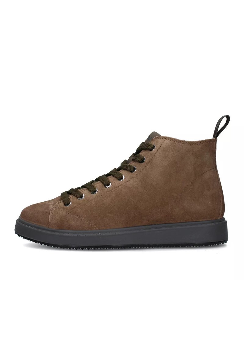 Sneaker alto in suede marrone con suola in gomma nera, lacci verdi, occhiali metallici e un tassello sul tallone per una facile calzata.