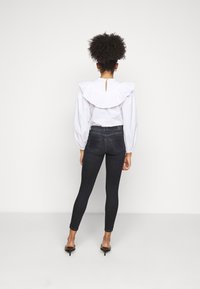 ONLY Petite Vaqueros pitillo - black denim