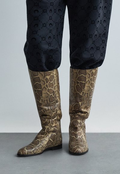 Beżowo-brązowe kozaki do kolan z imitacji węża, zaokrąglony nosek i niski czarny obcas. Materiał o fakturze z połyskującym wykończeniem.