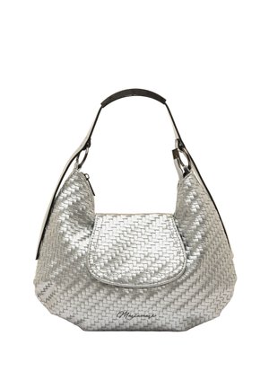 Bolso de mano de cuero tejido plateado con una sola correa de hombro acolchada negra y un bolsillo frontal con solapa, que muestra un pequeño detalle de la firma.
