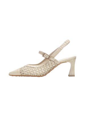 Beige slingback pumps met puntige neus, zijkanten van geweven gaas, verstelbare gespband en gebogen blokhak van gemiddelde hoogte.