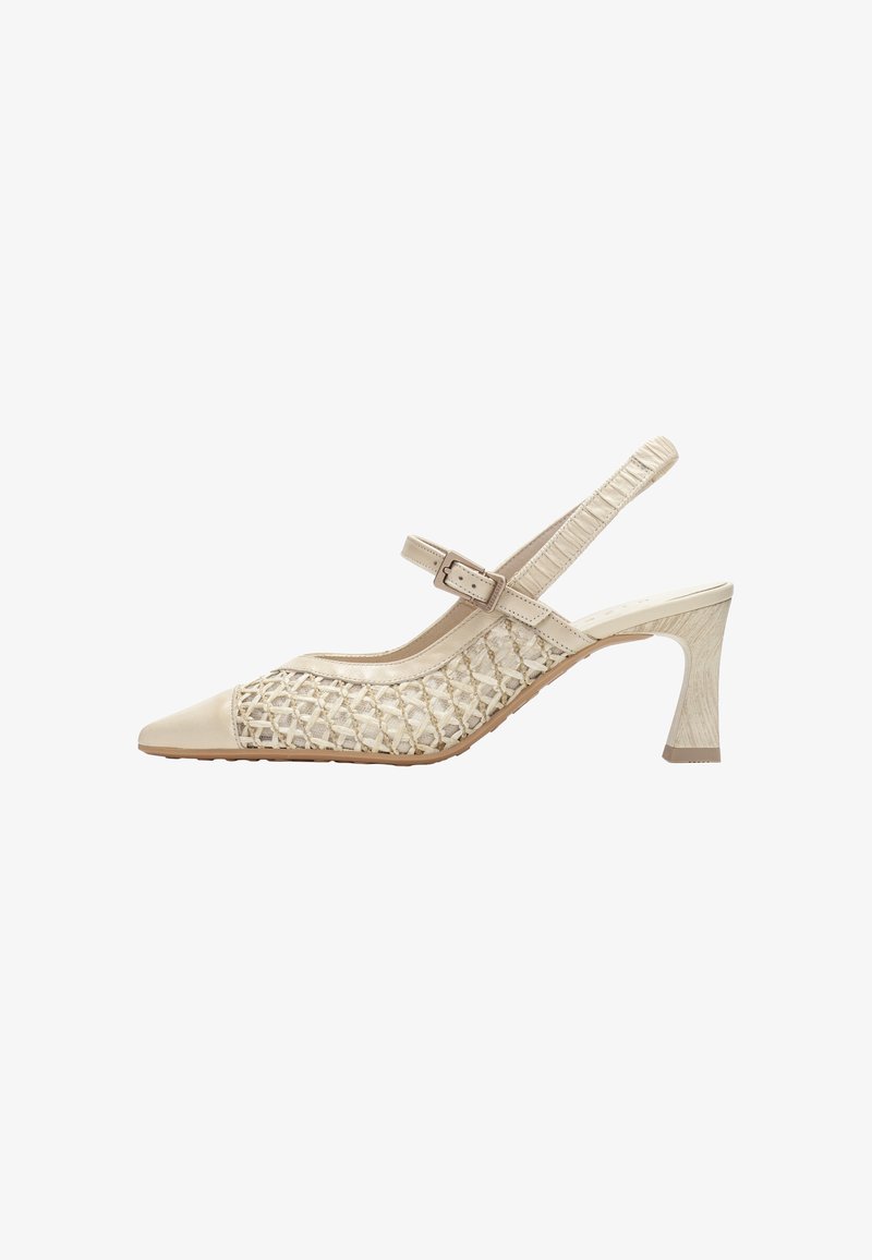 Beige slingback sko med hæl, spids tå, vævede mesh-sider, justerbar spænde-rem og buet mellemhøj blokhæl.