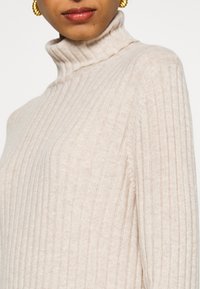 pure cashmere TURTLE NECK DRESS - Obleka/pulover - oatmeal
