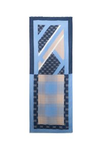 Sciarpa multicolore con motivi geometrici in tonalità di blu, beige e blu navy. Tessuto morbido con bordi sfilacciati e disegni distintivi.
