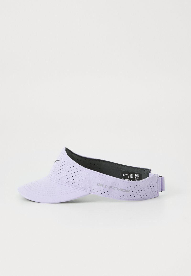 Visière Nike Dri-FIT lavande avec un design perforé et une sangle ajustable. Dispose d'un intérieur sombre et d'une visière incurvée.