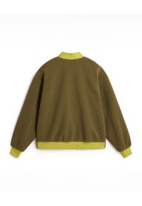 Bruine fleecejas met een gestructureerd oppervlak en een gele kraag en afwerking. Voorzien van ribbels aan de mouwen en onderkant voor extra detail.