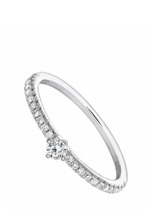 Delgado anillo de plata con un diamante redondo central y diamantes más pequeños incrustados a lo largo de la mitad de la banda.