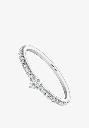 Delgado anillo de plata con un diamante redondo central y diamantes más pequeños incrustados a lo largo de la mitad de la banda.