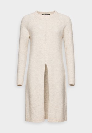 Lange beige gebreide cardigan met lange mouwen, ronde hals en een voorsplitsing in het midden, getoond op een effen achtergrond.