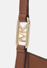 MICHAEL Michael Kors KENSINGTON XBODY - Skuldertasker - brown
