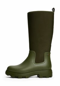 Botas de goma altas, de color verde oliva, con parte superior de tejido texturizado, suela de goma plana y un acento decorativo en el costado. Presentan una lengüeta para facilitar el uso.