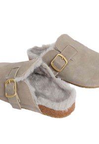 Zoccoli grigi in suede con fodera in morbida pelliccia e un accento in oro della fibbia. Presentano una suola piatta in sughero. Design semplice e facile da indossare.