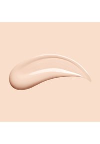 Foundationprøve i en cremet, lys beige nuance. Glat tekstur med en let glans, vist mod en blød, neutral baggrund.