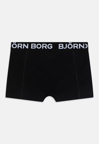 Fekete boxer alsónemű puha rugalmas derékkal, rajta a "BJÖRN BORG" felirattal fehér színben. Zökkenőmentes kialakítás és kényelmes illeszkedés.